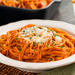 Espagueti rojo con crema